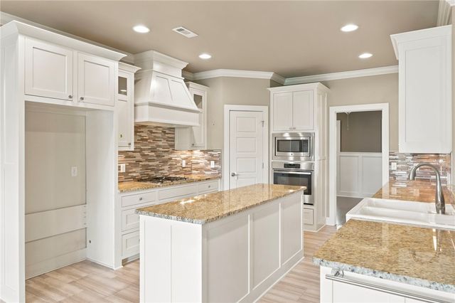 1010 Charing Cross, Cave Springs, AR 72718