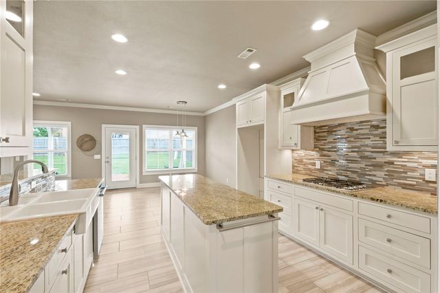 1010 Charing Cross, Cave Springs, AR 72718