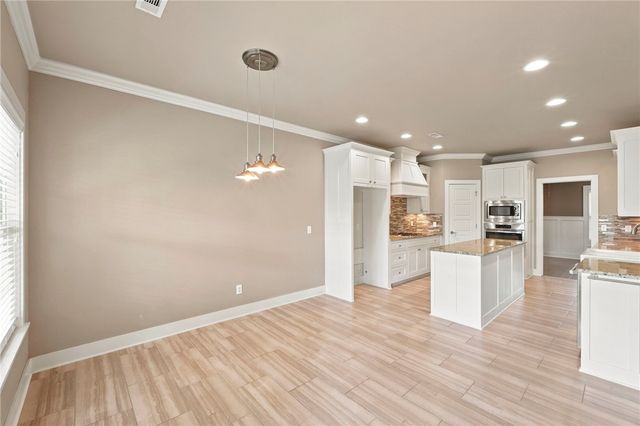 1010 Charing Cross, Cave Springs, AR 72718