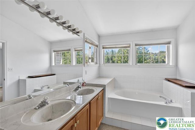 4073 Waterford Drive, Upper Saucon Twp, PA 18034