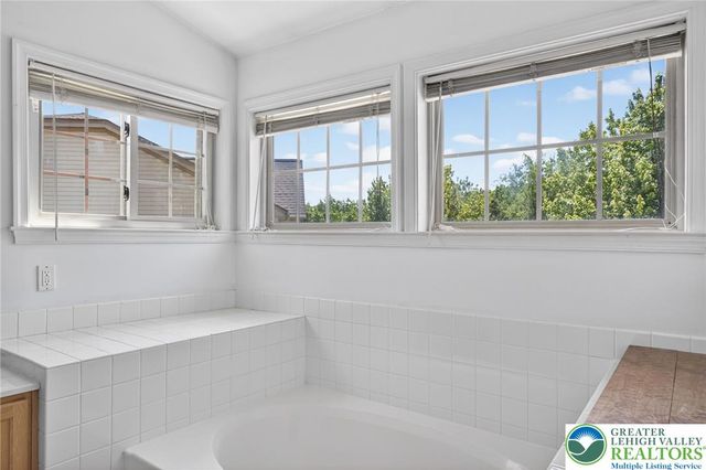 4073 Waterford Drive, Upper Saucon Twp, PA 18034