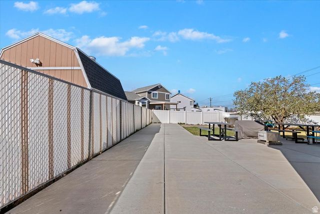 993 N WHITE PINE DR, Tooele, UT 84074