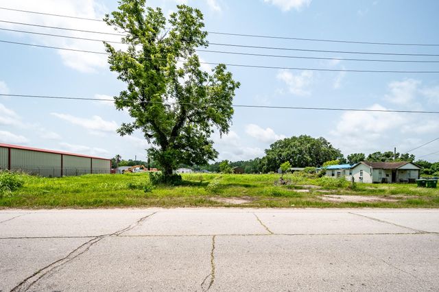915 Highway 90, Liberty, TX 77575