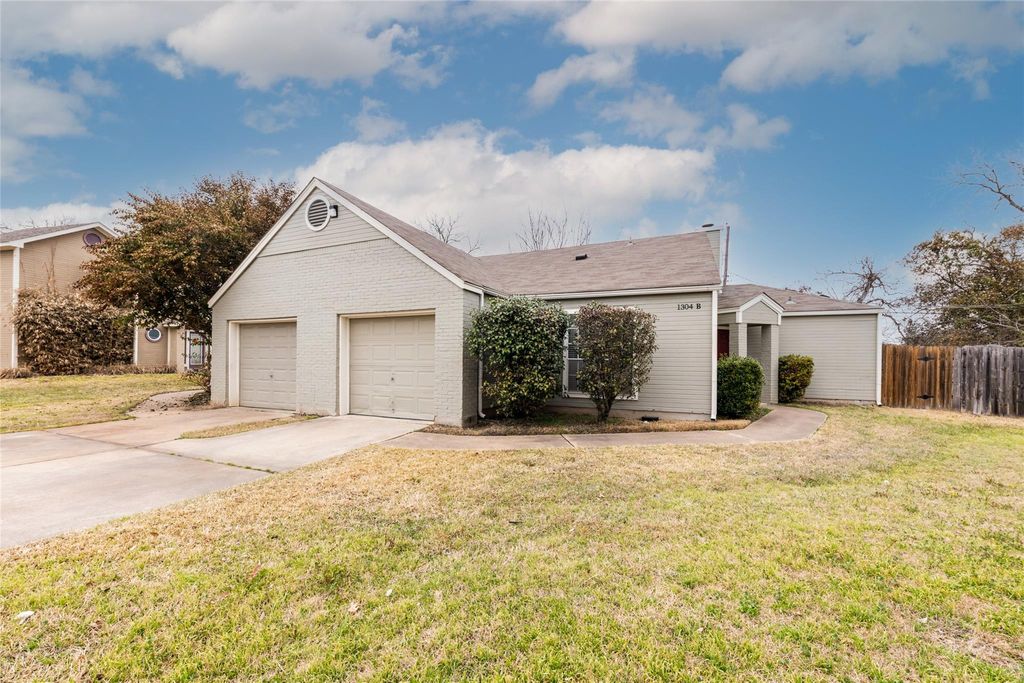 1304 Danbury SQ B, Austin, TX 78723