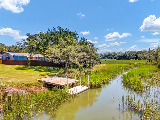 681 Port Circle, Charleston, SC 29412