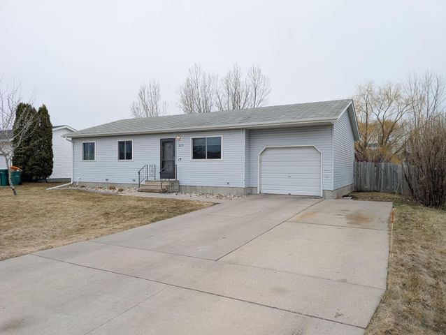 205 4TH Street E, Horace, ND 58047