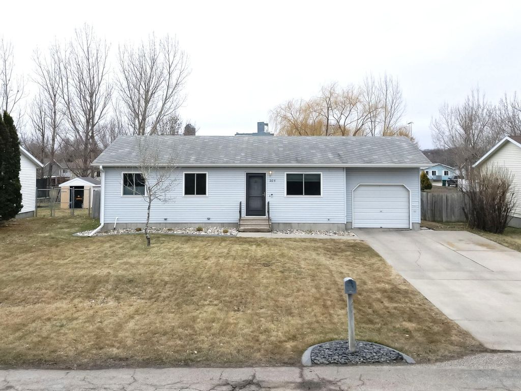 205 4TH Street E, Horace, ND 58047