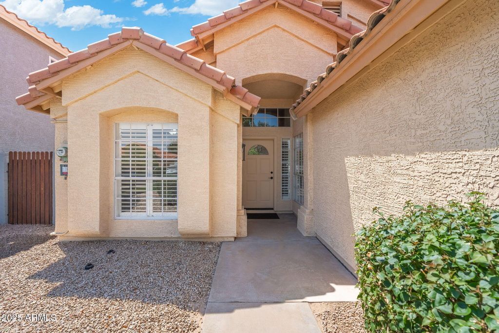 Image 2 of property listing at 16618 S 32ND Place, Phoenix, AZ 85048