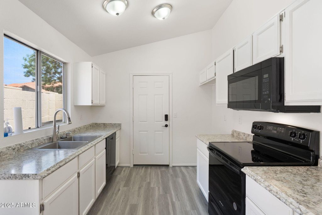 Image 37 of property listing at 16618 S 32ND Place, Phoenix, AZ 85048