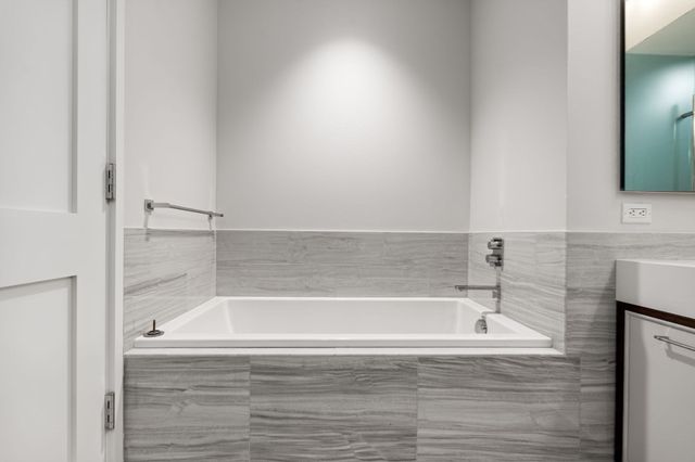 1 Dalton St 4703, Boston, MA 02115