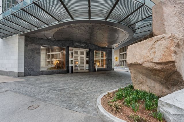 1 Dalton St 4703, Boston, MA 02115