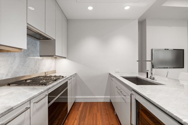 1 Dalton St 4703, Boston, MA 02115