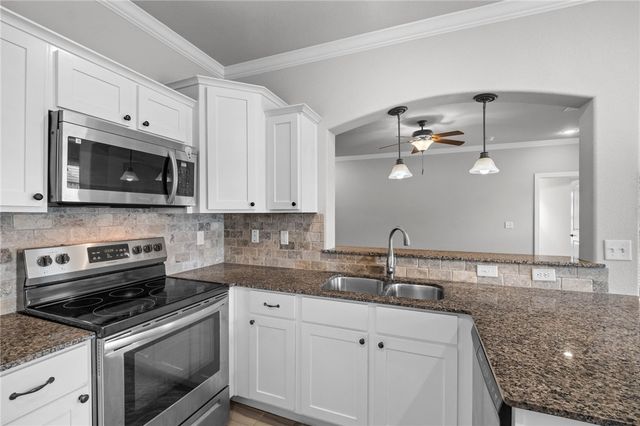 404 W Gillian Avenue, Rogers, AR 72758