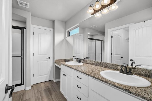 404 W Gillian Avenue, Rogers, AR 72758