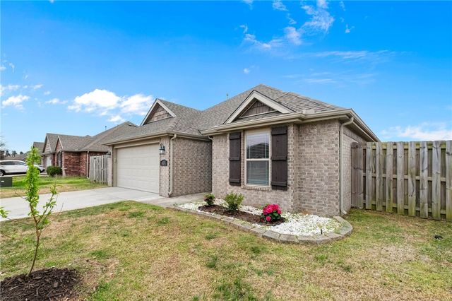 404 W Gillian Avenue, Rogers, AR 72758