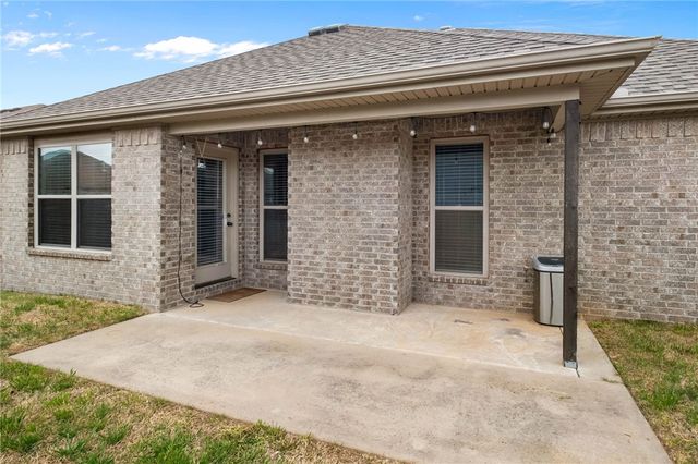 404 W Gillian Avenue, Rogers, AR 72758