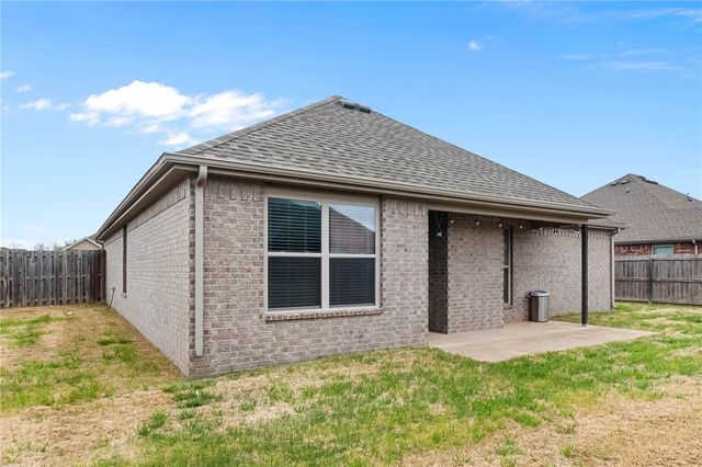 404 W Gillian Avenue, Rogers, AR 72758