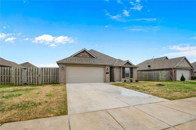 404 W Gillian Avenue, Rogers, AR 72758