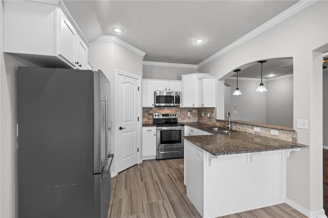 404 W Gillian Avenue, Rogers, AR 72758