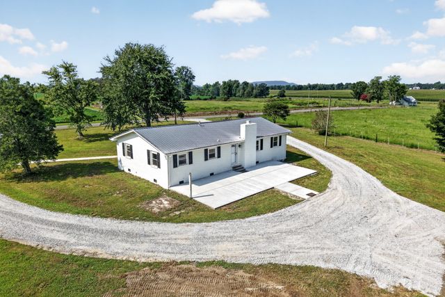 2054 Robinson Rd, Smithville, TN 37166