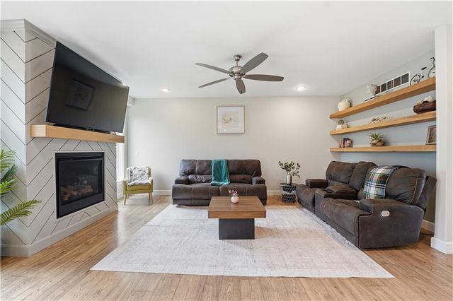 12573 S Sunray Drive, Olathe, KS 66061