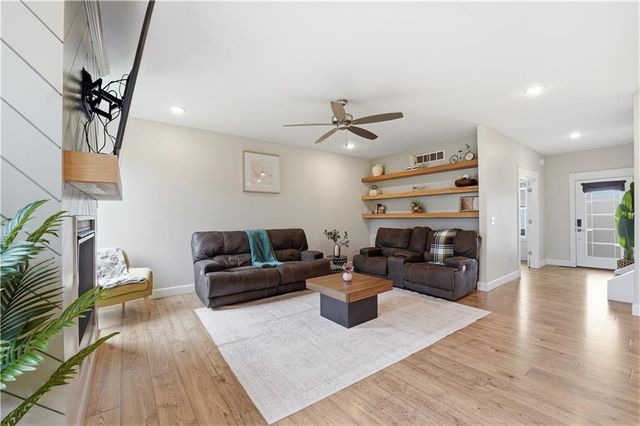 12573 S Sunray Drive, Olathe, KS 66061