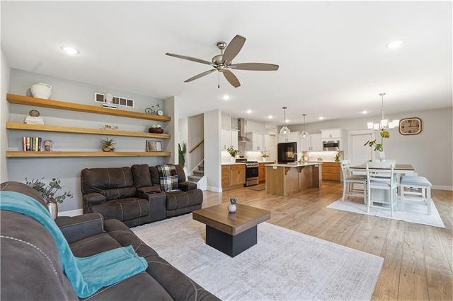 12573 S Sunray Drive, Olathe, KS 66061