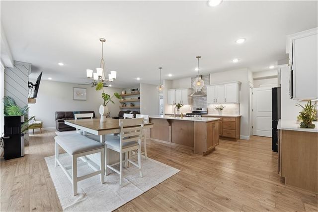 12573 S Sunray Drive, Olathe, KS 66061