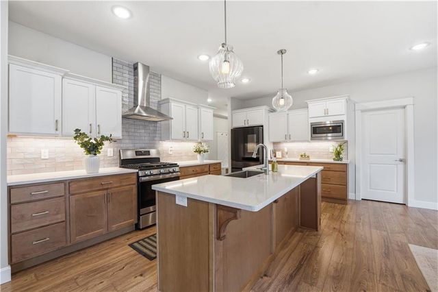 12573 S Sunray Drive, Olathe, KS 66061