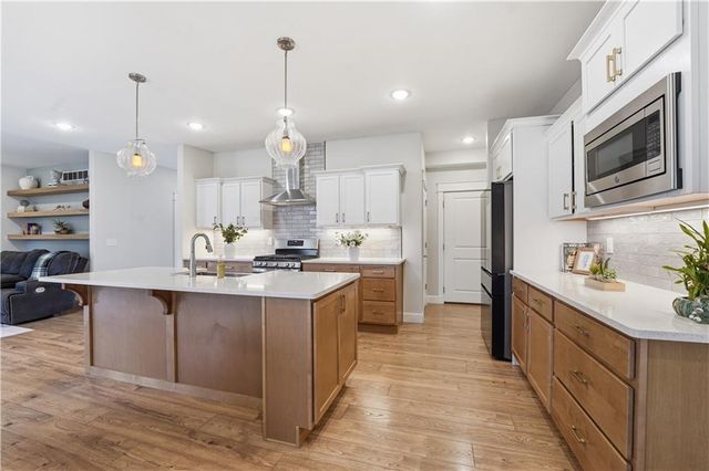 12573 S Sunray Drive, Olathe, KS 66061