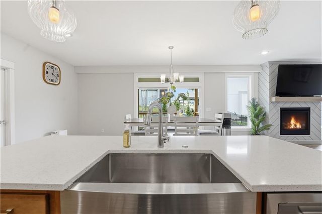 12573 S Sunray Drive, Olathe, KS 66061