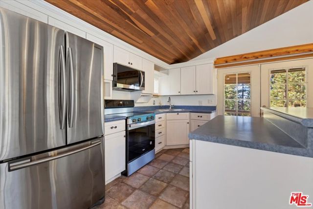 6302 Spruce Avenue, Angelus Oaks, CA 92305