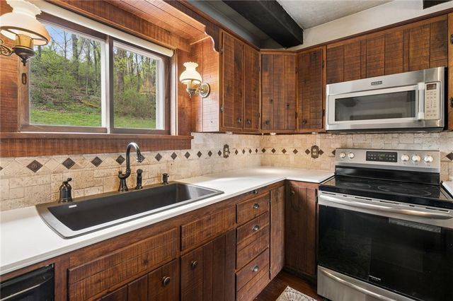 1925 S Main St, N Franklin Twp, PA 15301