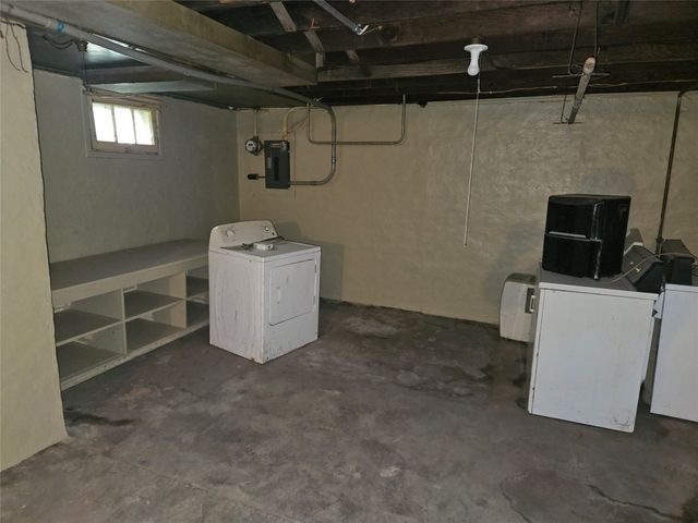 1437 Mattern Avenue, Des Moines, IA 50316