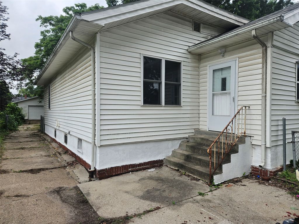 1437 Mattern Avenue, Des Moines, IA 50316