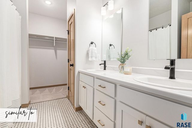 8016 E Tencate Pl, Sioux Falls, SD 57110