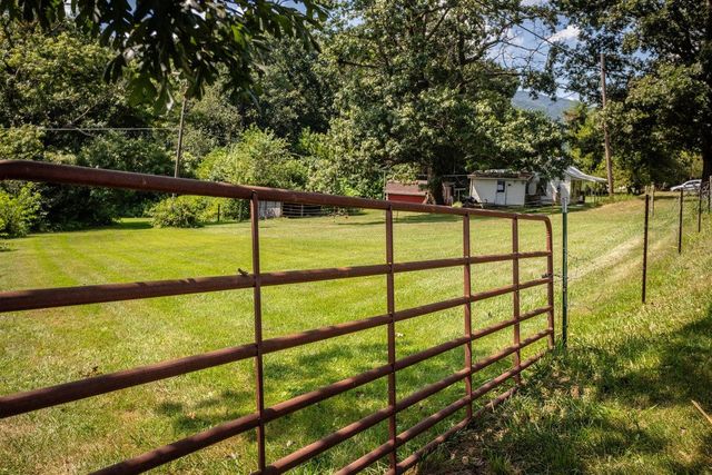 1557 RINACAS CORNER RD, Shenandoah, VA 22849