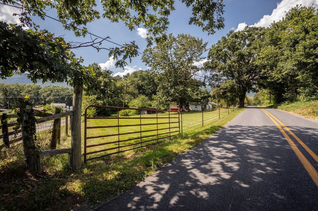 1557 RINACAS CORNER RD, Shenandoah, VA 22849