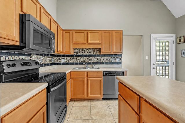 1525 CARLTON RIDGE DR, Cordova, TN 38016