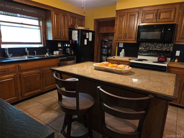 33 Elmwood Avenue, Selden, NY 11784