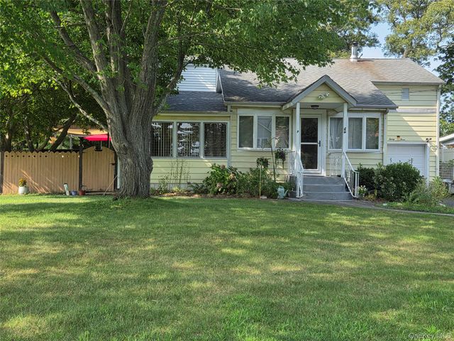 33 Elmwood Avenue, Selden, NY 11784