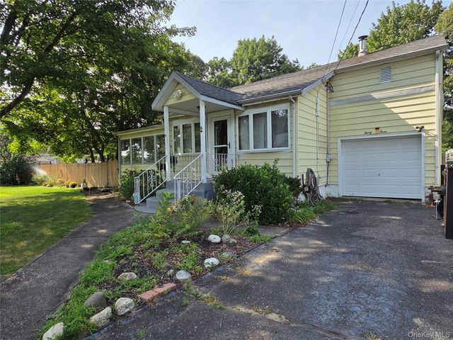 33 Elmwood Avenue, Selden, NY 11784