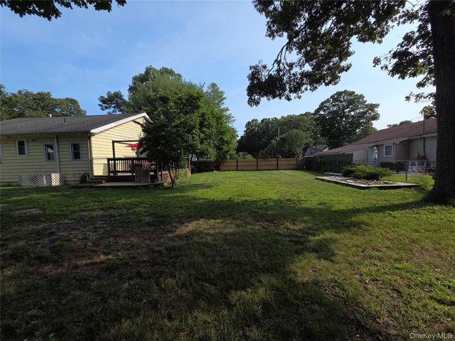 33 Elmwood Avenue, Selden, NY 11784
