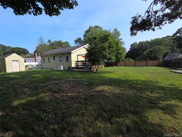 33 Elmwood Avenue, Selden, NY 11784