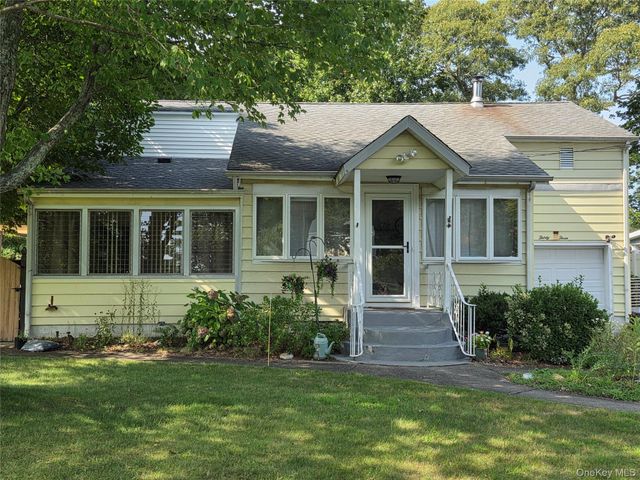 33 Elmwood Avenue, Selden, NY 11784