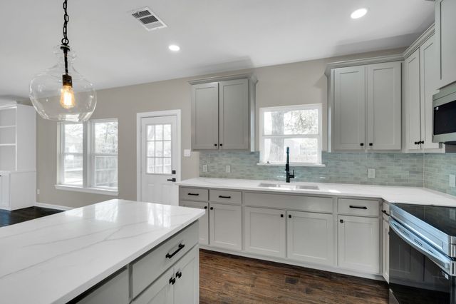 401 Poplar Street, Italy, TX 76651