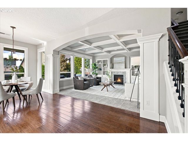 1388 ROSEMONT Rd, West Linn, OR 97068