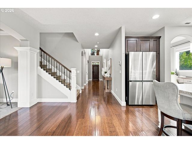1388 ROSEMONT Rd, West Linn, OR 97068