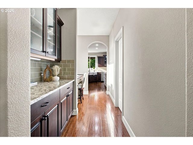 1388 ROSEMONT Rd, West Linn, OR 97068