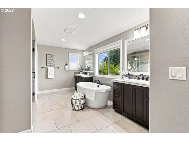 1388 ROSEMONT Rd, West Linn, OR 97068
